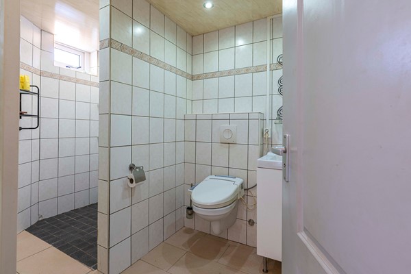 Foto - Te koop: Leuke, uitgebouwde tussenwoning uit 1927 met 3 slaapkamers en garage in de wijk Heksenberg